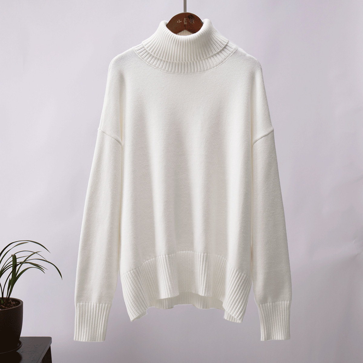 Solid-colored high-neck sweater