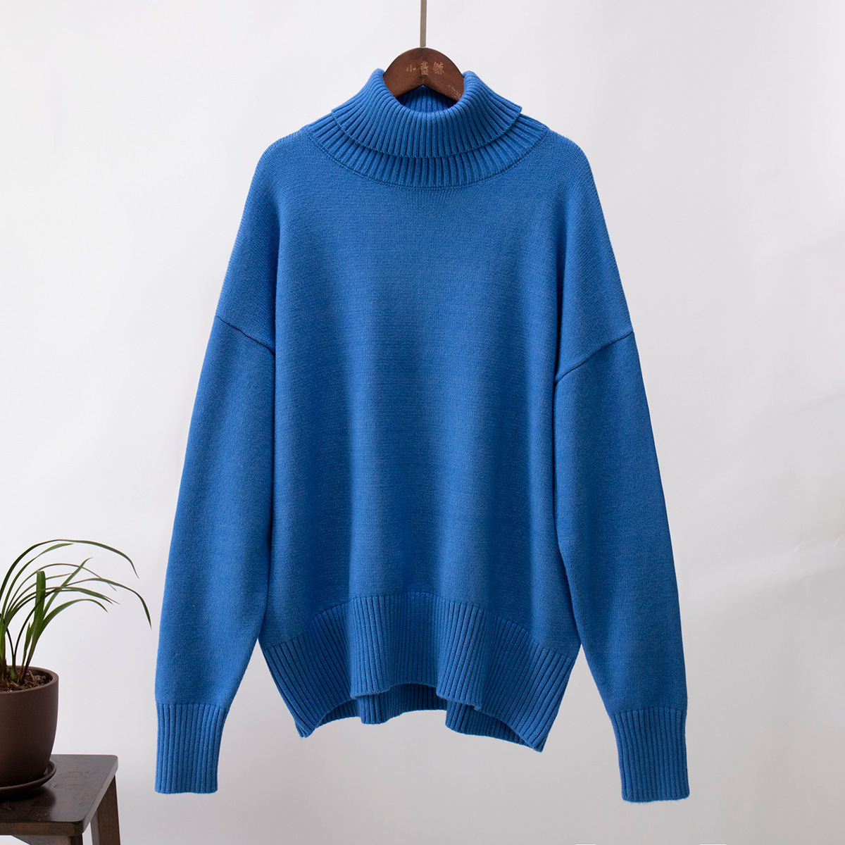 Solid-colored high-neck sweater
