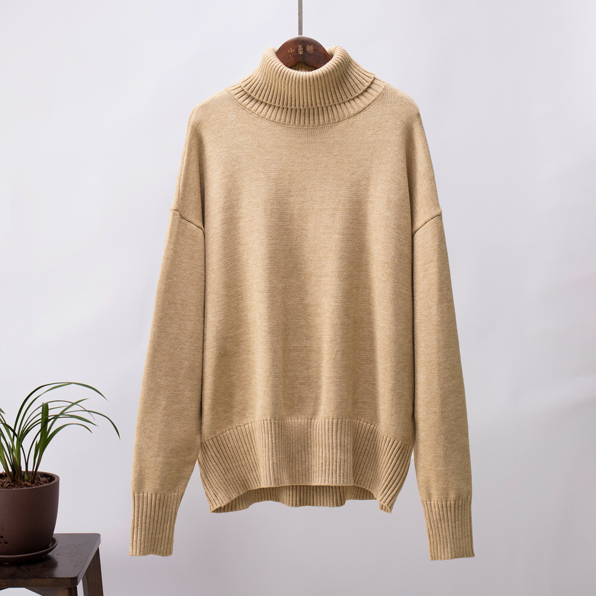 Solid-colored high-neck sweater