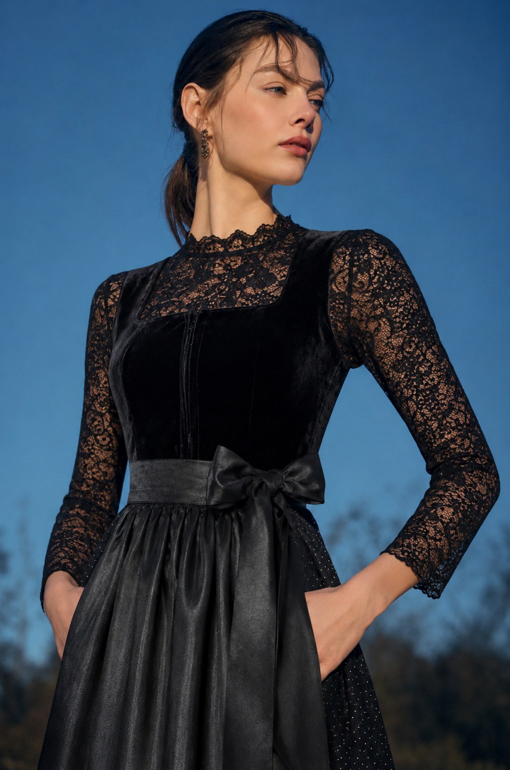 Dirndl Delia mit schwarzer Dirndlbluse
