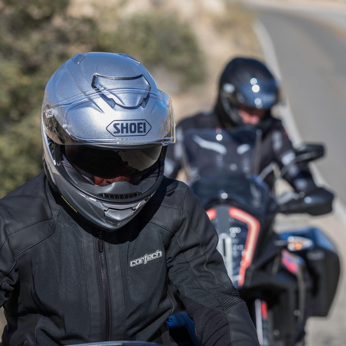 Capacete Shoei GT-AIR II - Um capacete integral exclusivo para turismo de alta qualidade que combina funcionalidade com design refinado