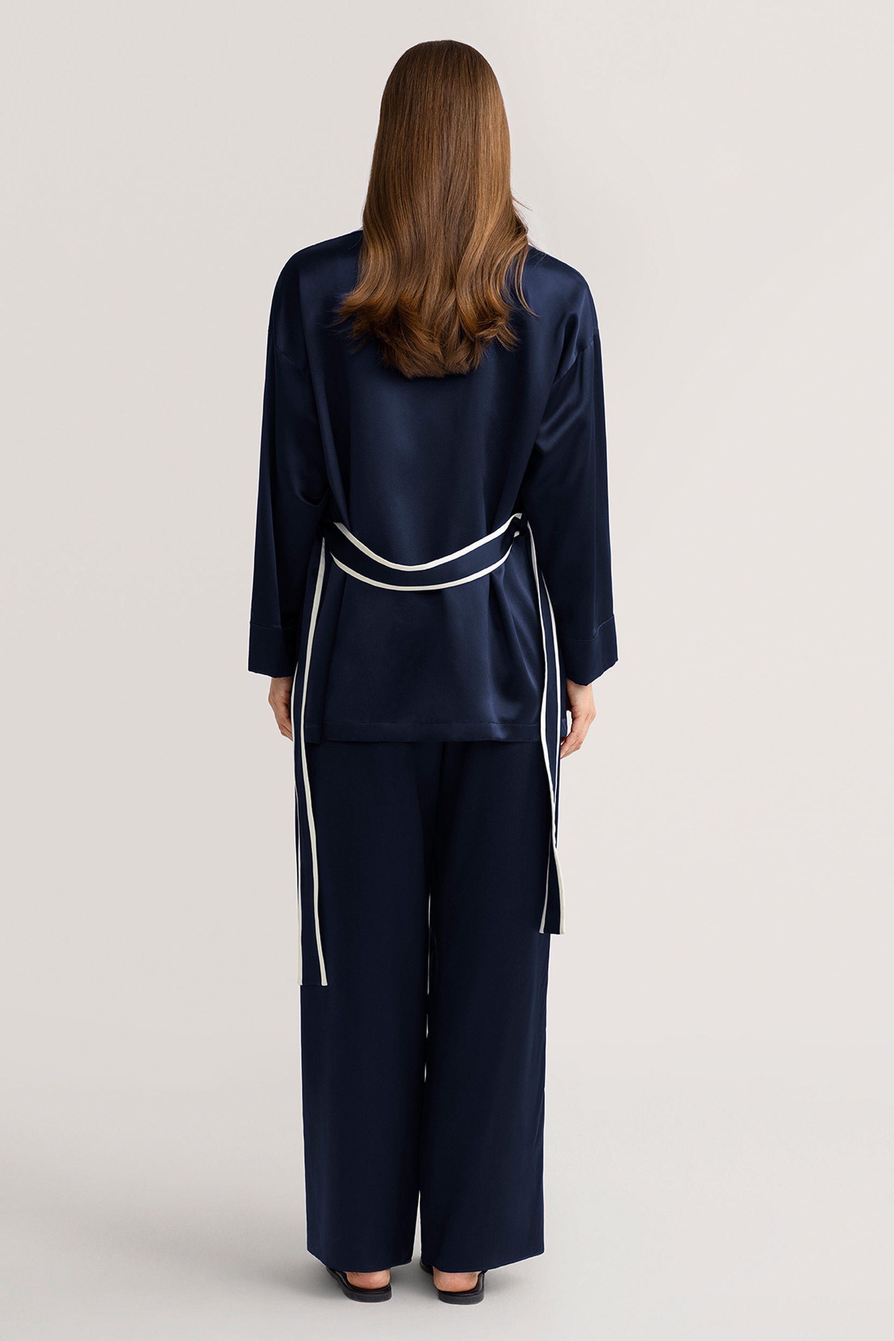 #color_Trim bleu foncé et ivoire