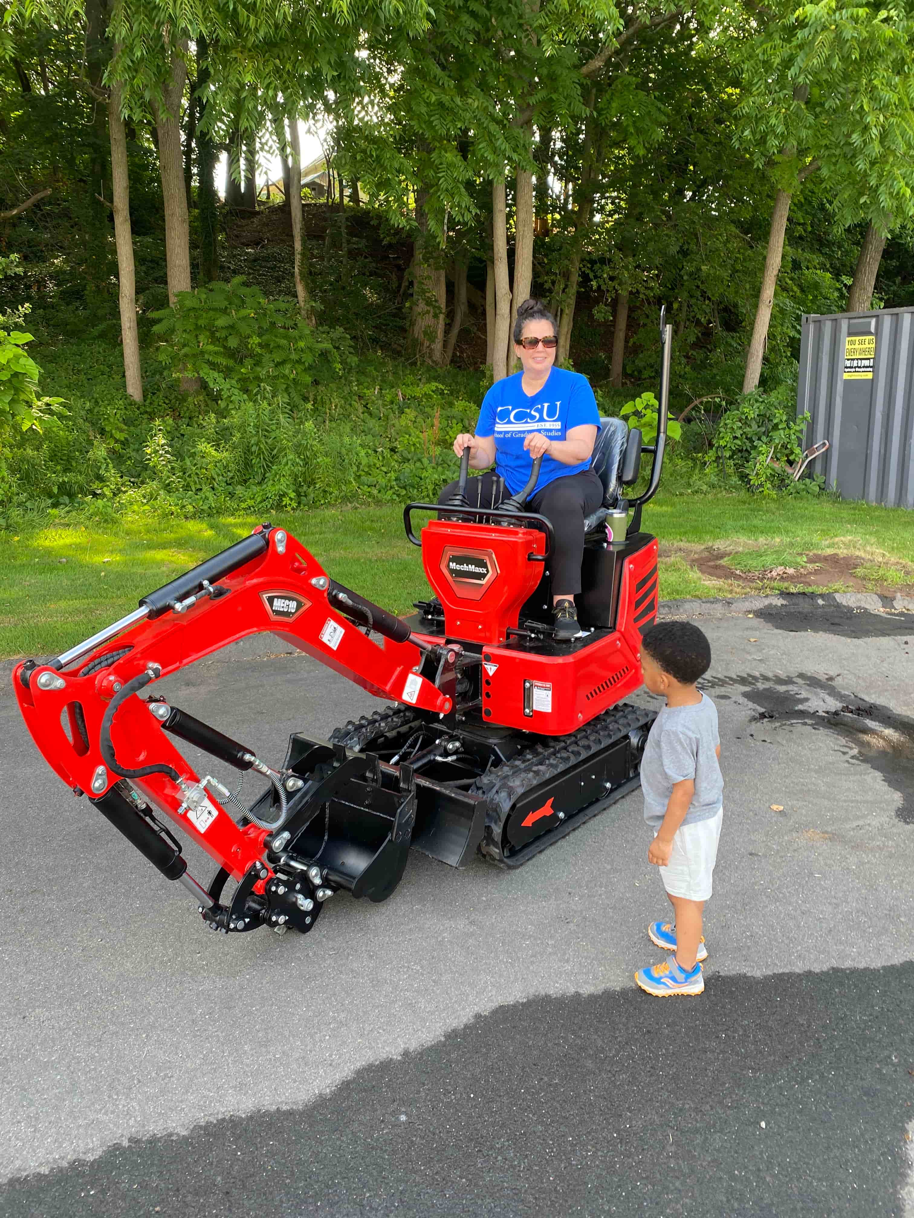 MEC10 mini excavator review photo 6