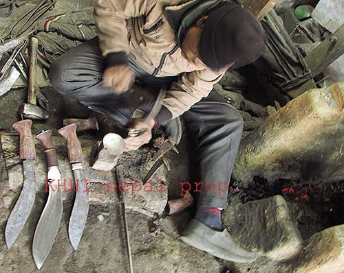 maker making the gaule heriatge khukuri