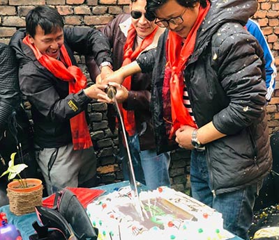 cutting-cake-by-kukri