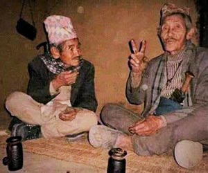 Kamis talking over drink 