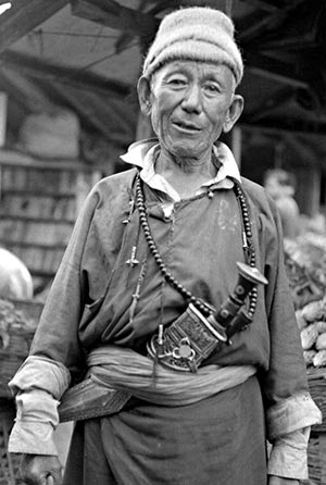 a-nepali-villager-with-Kothimora