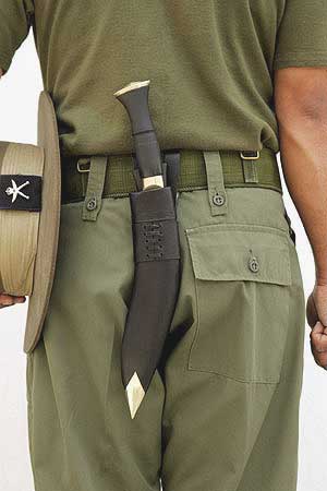 Carrying-placement-Wearing-kukri