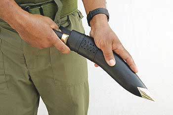 Drawing-kukri-In-and-Out-from-Dap