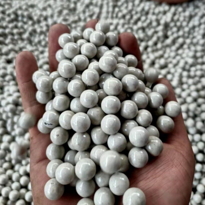 White slingshot clay pellets, magnetic clay pellets, diameter 8 - 11mm