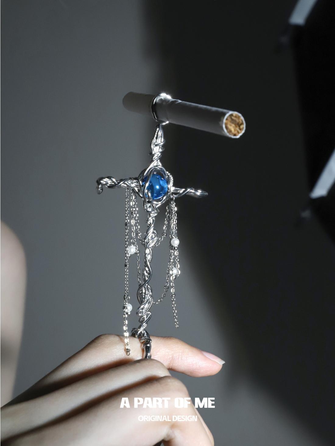 Women's cigarette holder