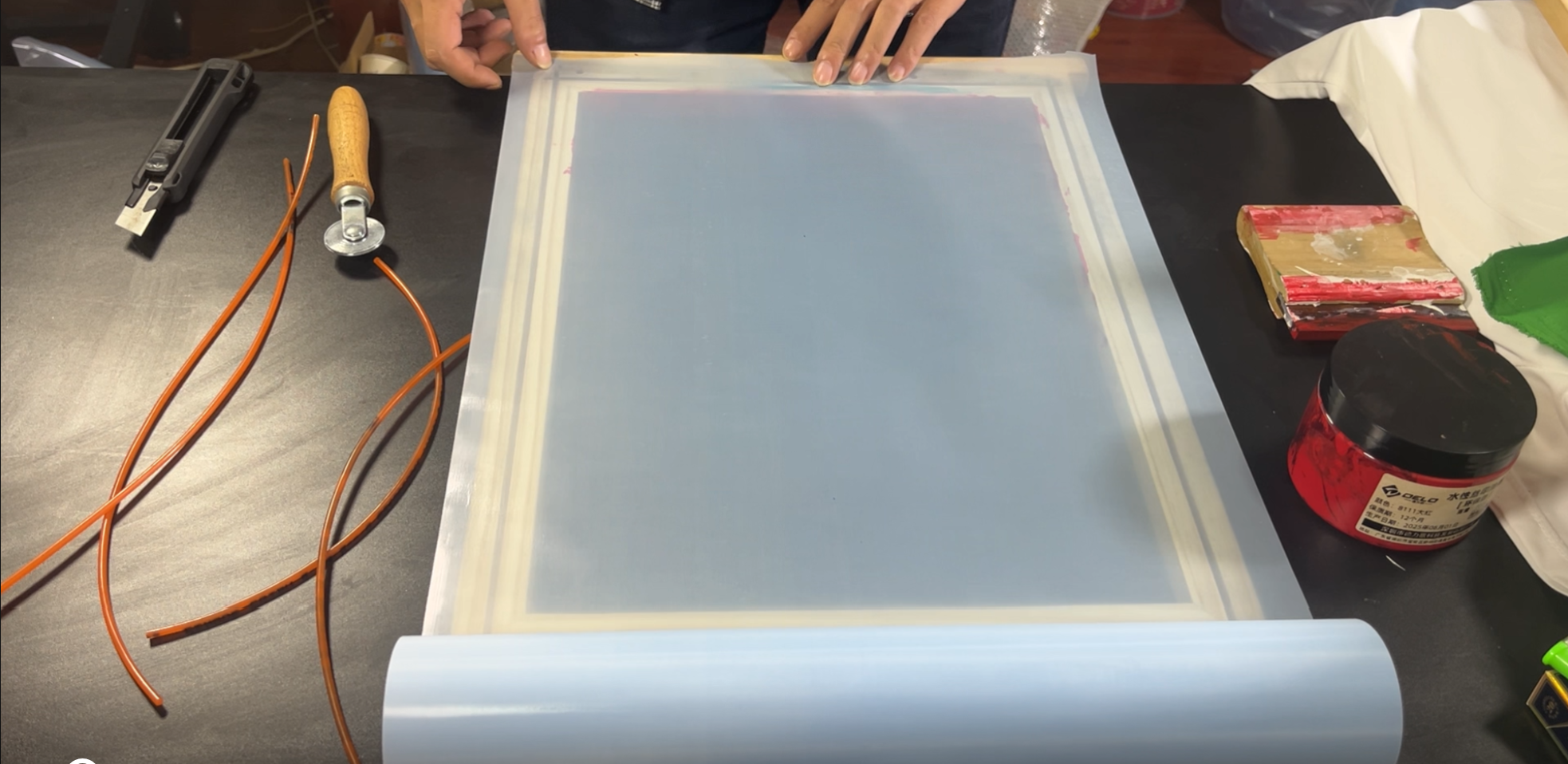 Laying stencil film flat on the screen mesh for digital screen making