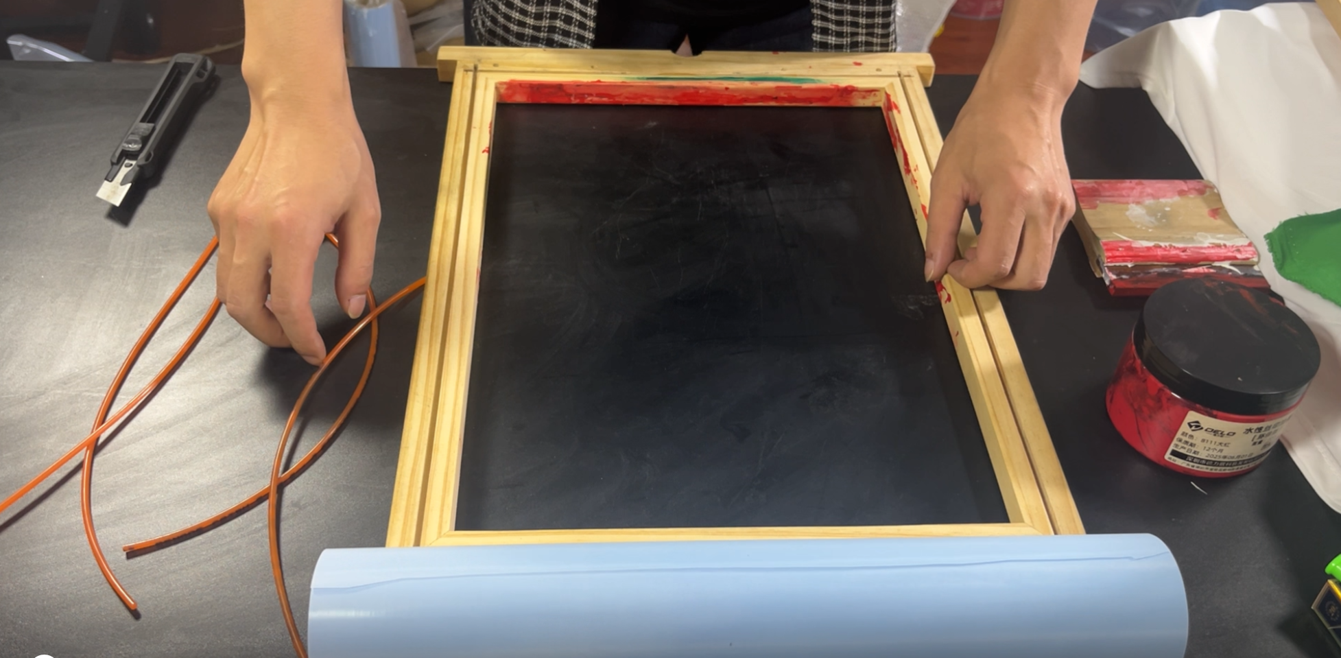 Preparing the screen frame and sealing strip before lamination