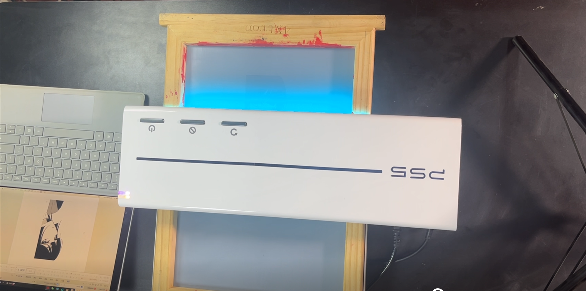 Exposing the design on the screen with the 4xtron PS5 digital screen maker