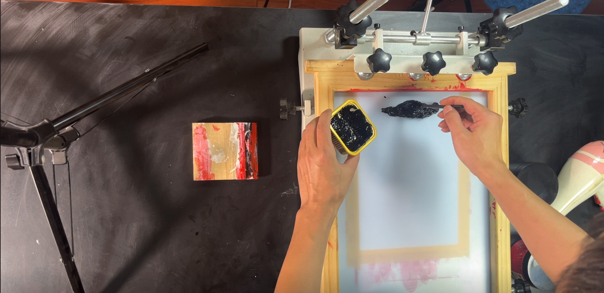 Adding a small amount of screen printing ink at the top of the screen before printing