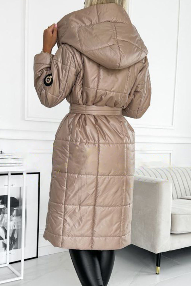 Elegante abrigo de plumón de pato con cinturón en color topo