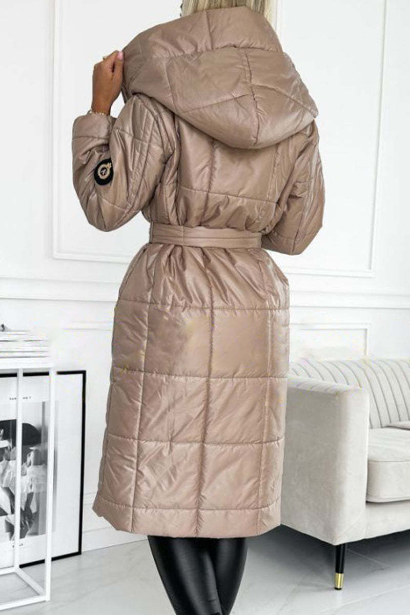 Elegante abrigo de plumón de pato con cinturón en color topo