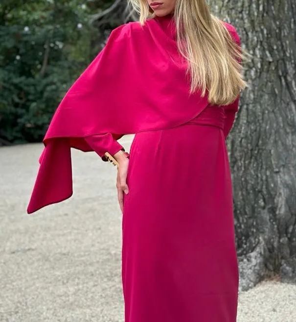 Vestido de dama con estampado de pavo real y fresa