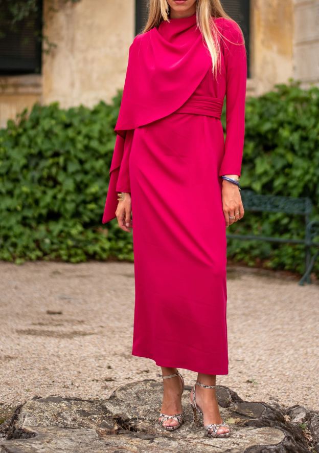 Vestido de dama con estampado de pavo real y fresa