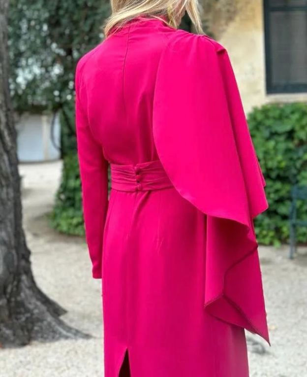 Vestido de dama con estampado de pavo real y fresa