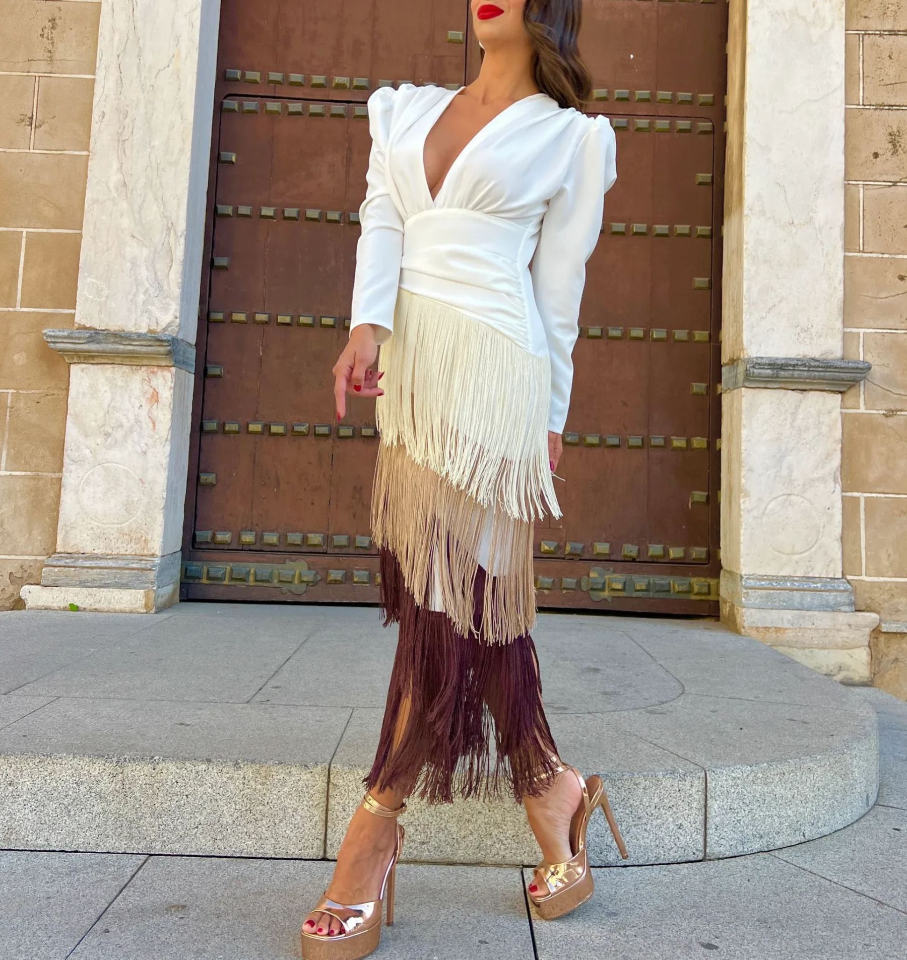 Elegant long dress with V-neck and gradient fringe
