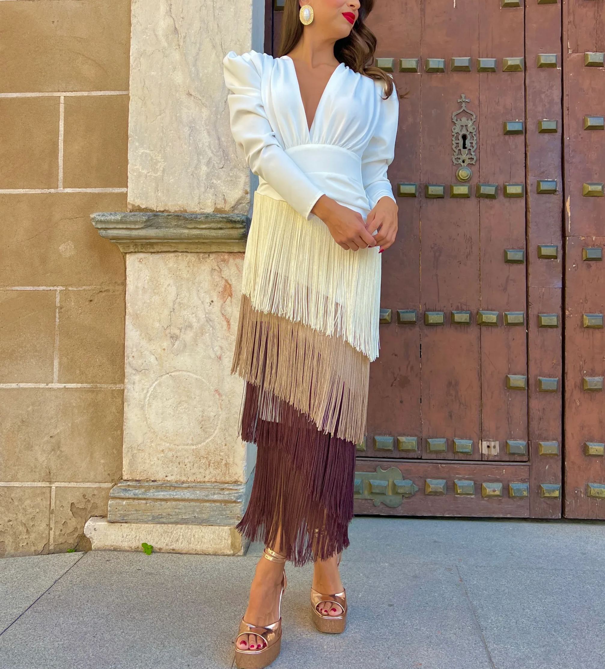 Elegant long dress with V-neck and gradient fringe