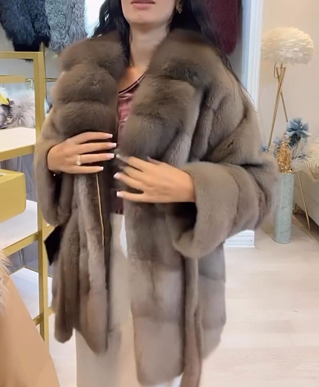 Light Luxury Contrast-Collar Gray Faux Fur Coat