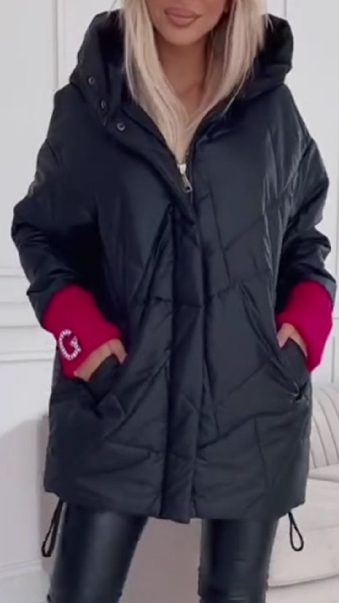 Abrigo largo con capucha y costuras de colores en contraste para mujer