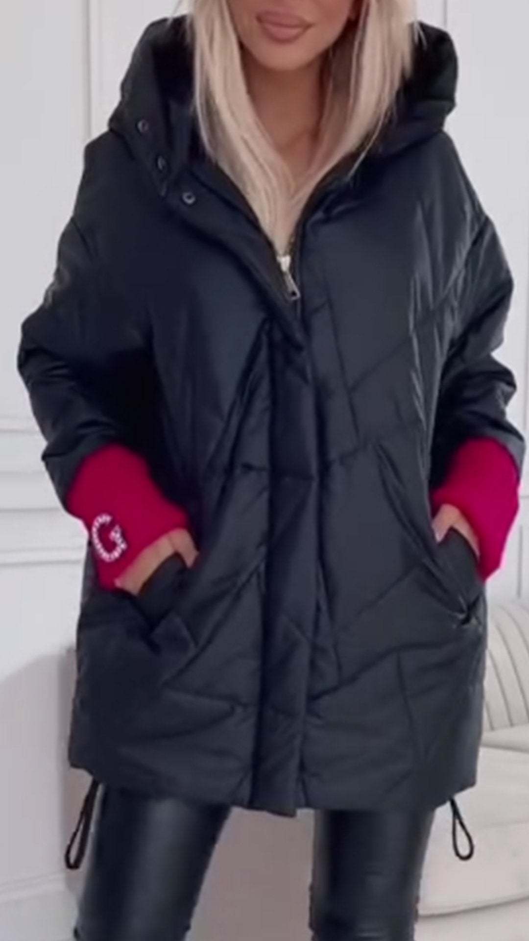 Abrigo largo con capucha y costuras de colores en contraste para mujer