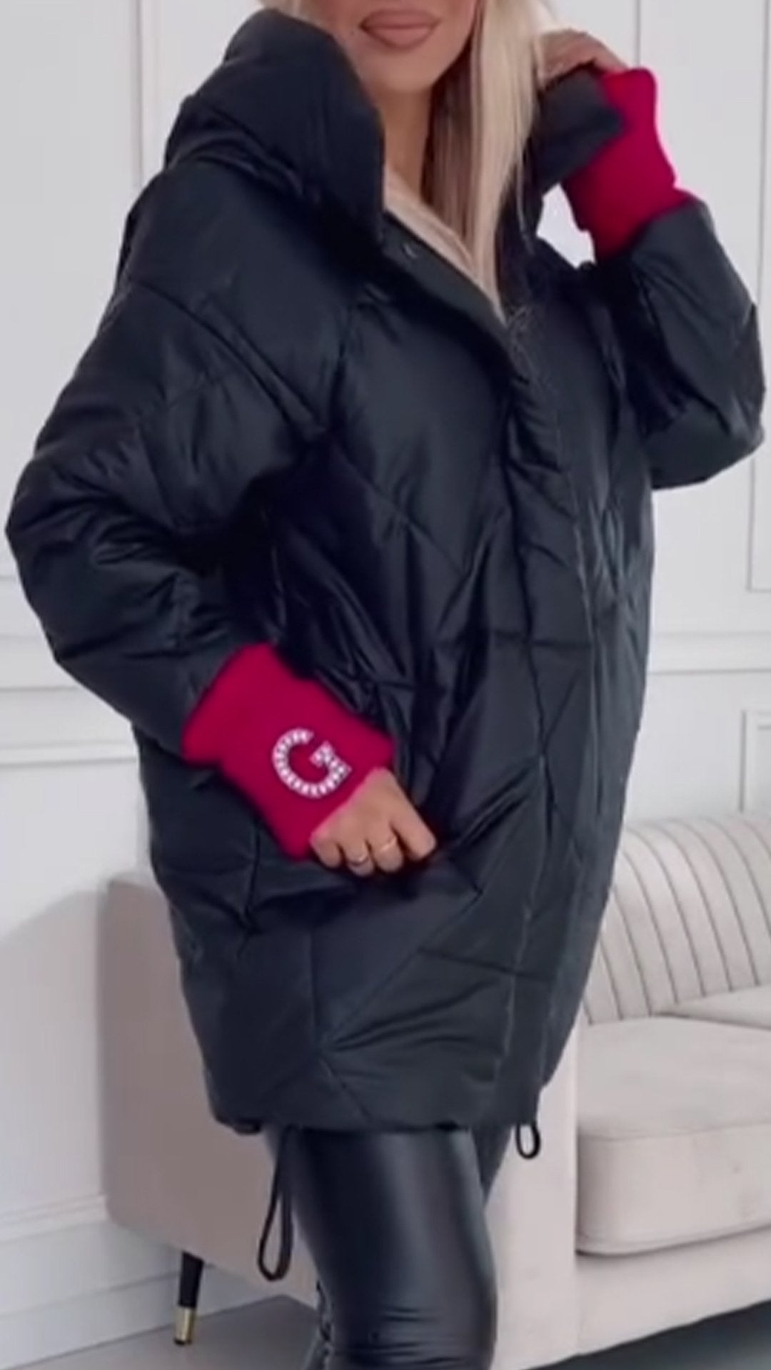 Abrigo largo con capucha y costuras de colores en contraste para mujer