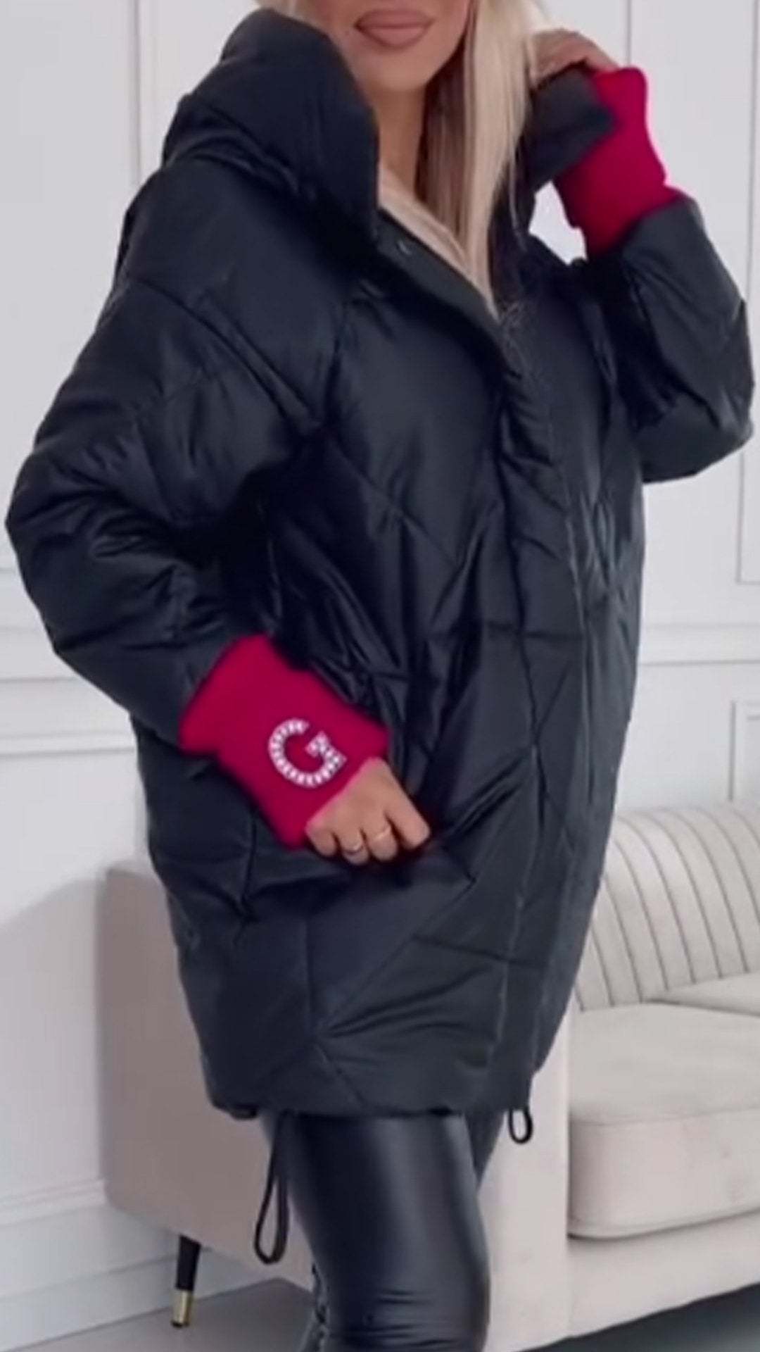 Abrigo largo con capucha y costuras de colores en contraste para mujer