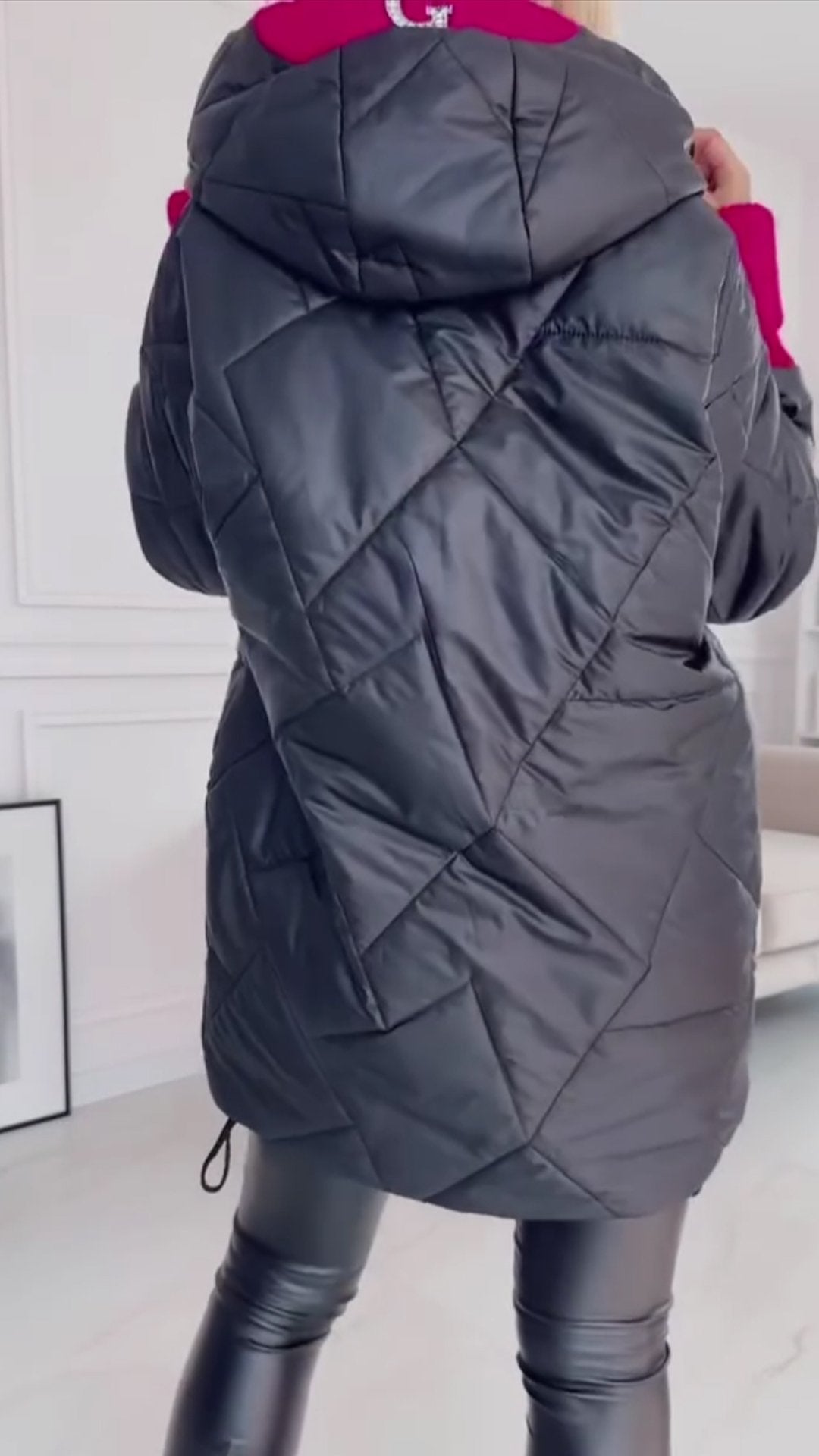 Abrigo largo con capucha y costuras de colores en contraste para mujer