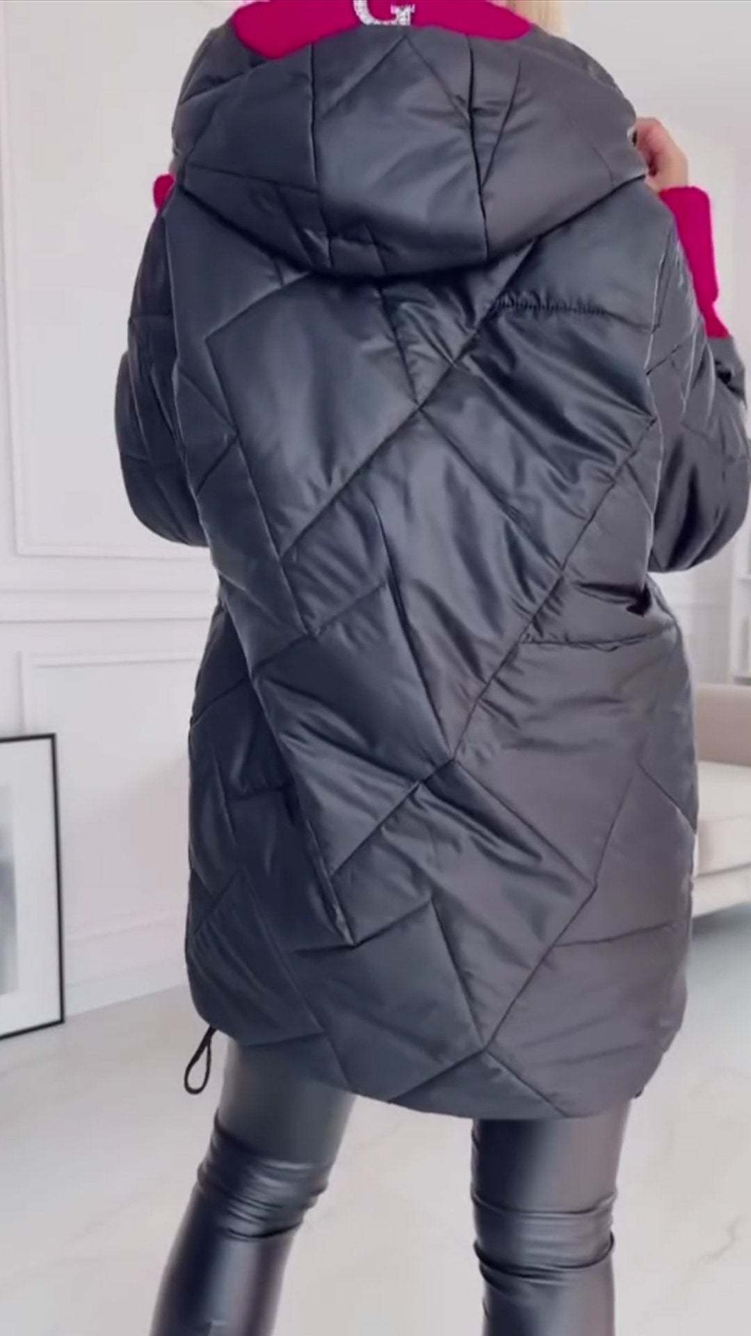 Abrigo largo con capucha y costuras de colores en contraste para mujer