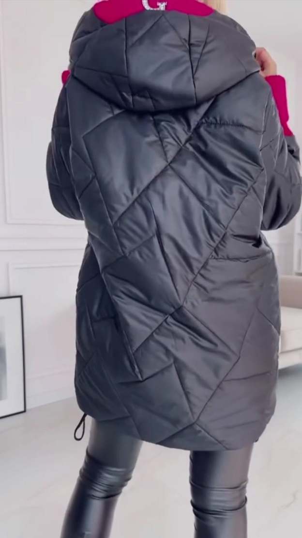 Abrigo largo con capucha y costuras de colores en contraste para mujer