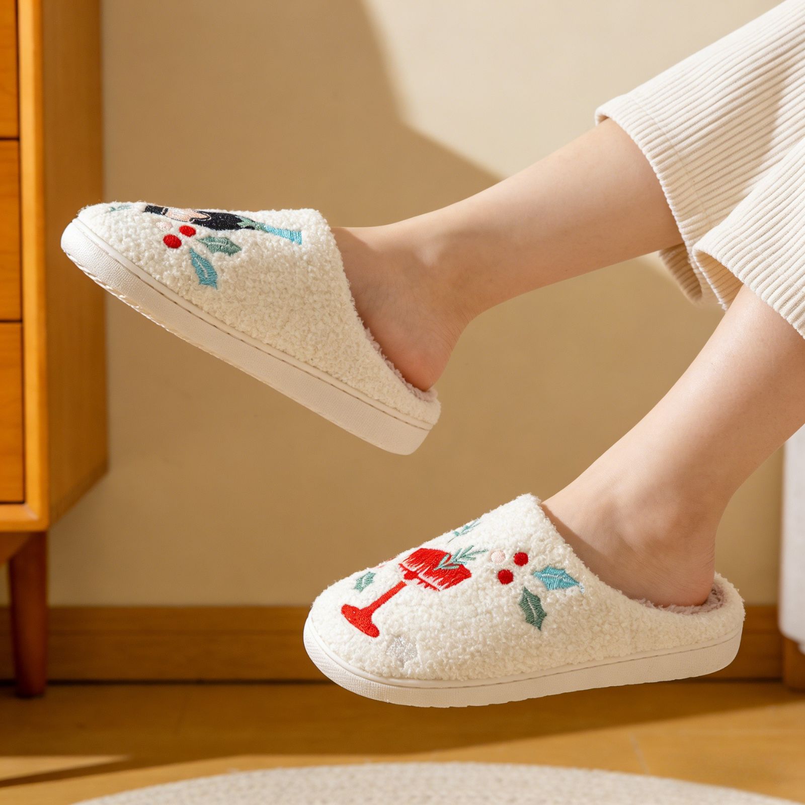 BERANMEY Women's Christmas Slippers with Embroidered Berry 