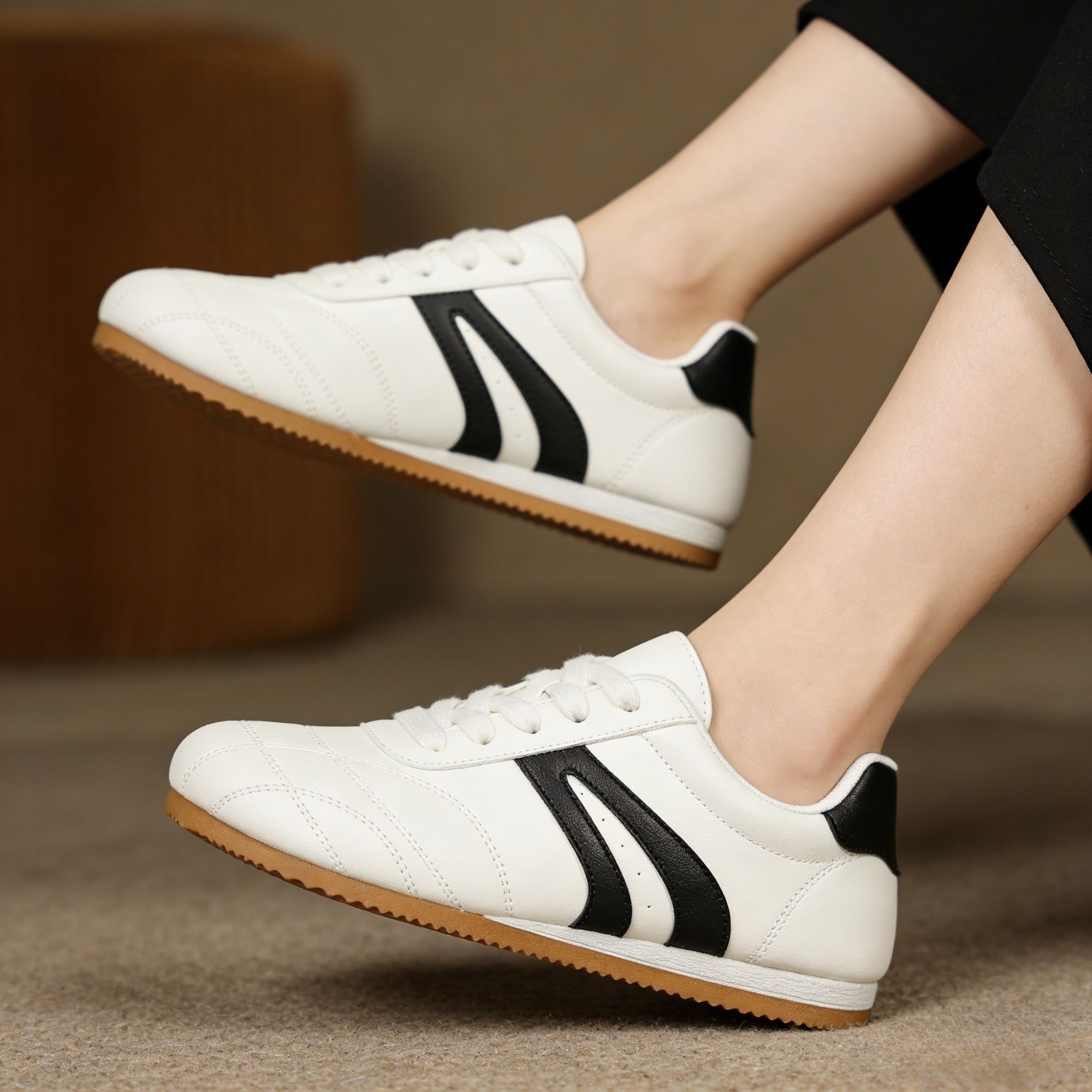 Women's Retro Sneakers Low Top Casual Walking Shoes