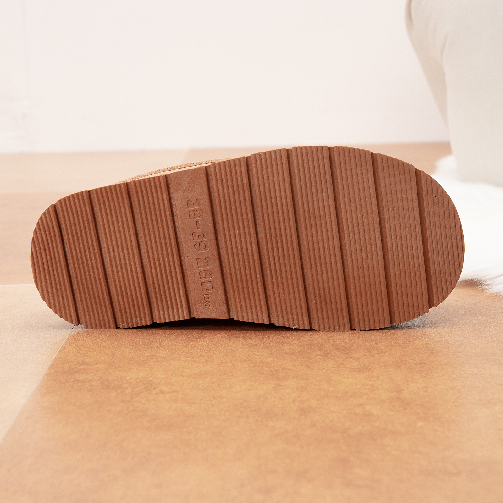 Cozy Platform Fuzzy Slippers for Women and Men Short Ankle Slippers with Anti-Slip Sole 