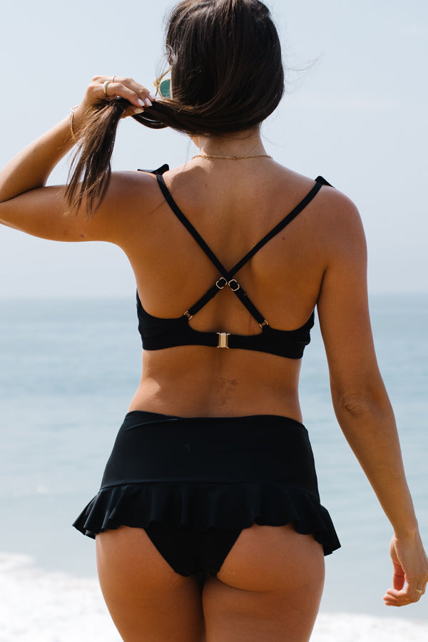 Černé plavky s volánkovým vzorem a bikinami