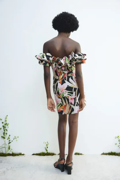 Robe à volants et épaules dénudées