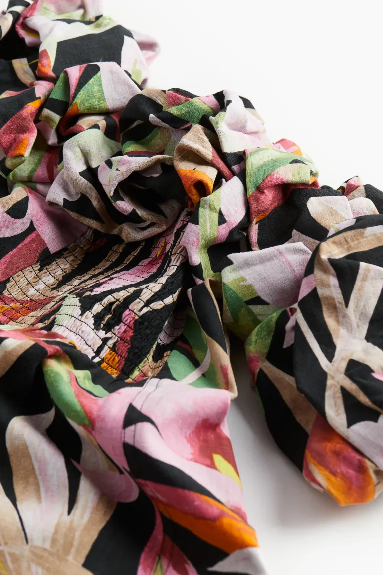 Robe à volants et épaules dénudées