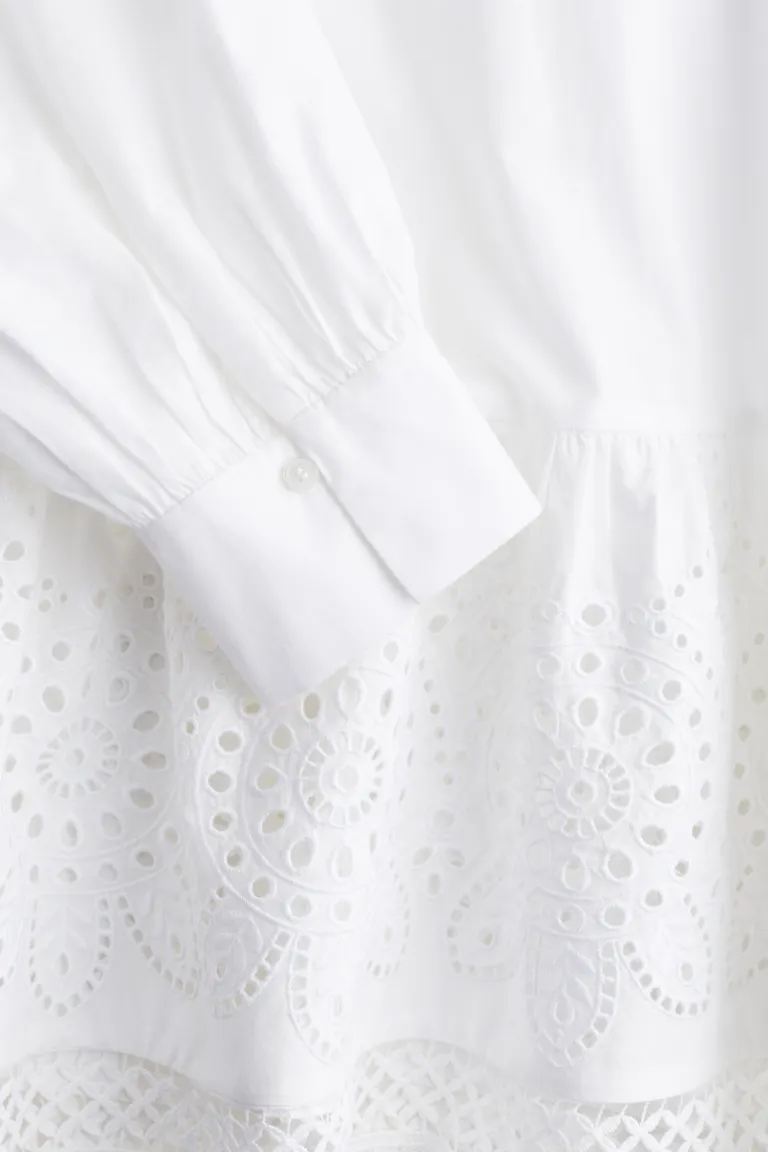 Robe avec broderie à ?illets