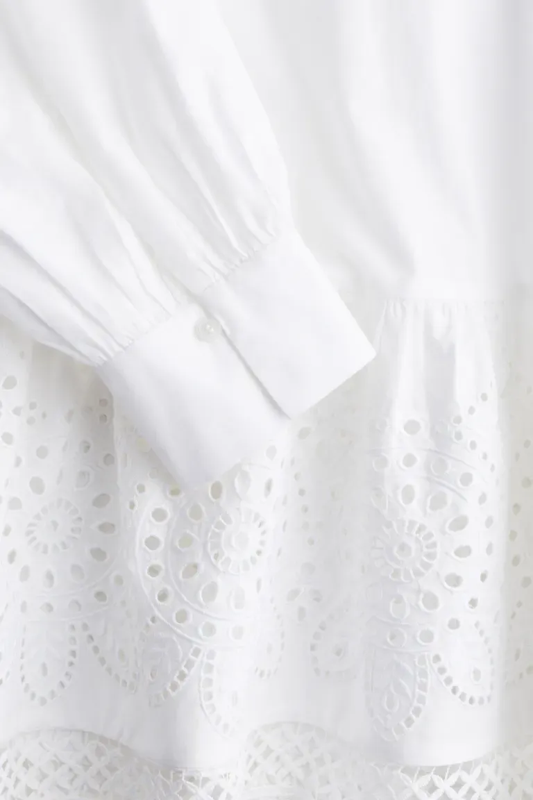 Robe avec broderie à ?illets