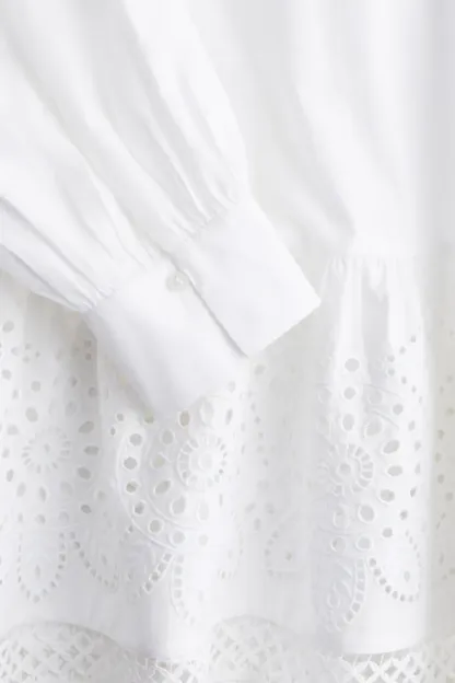 Robe avec broderie à ?illets