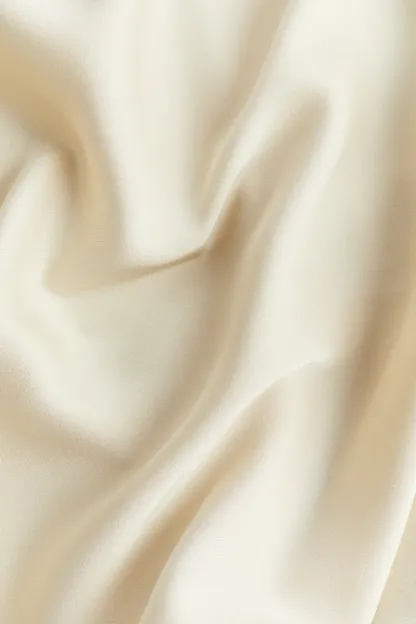 Robe en satin à dos ouvert