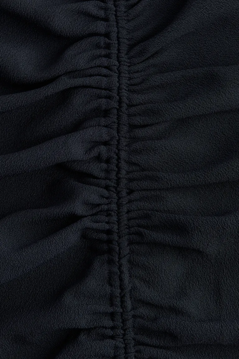Robe drapée à une épaule