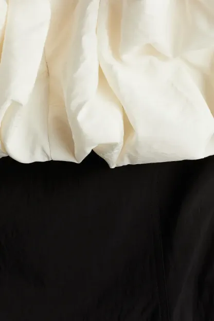 Robe à volants et épaules dénudées