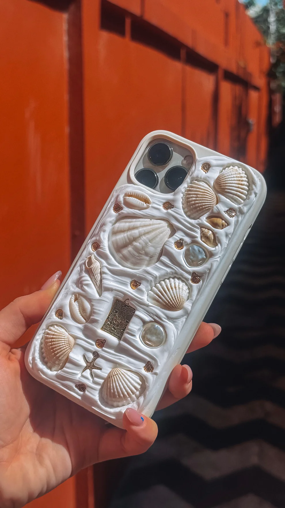 Hand-Crafted “It Girl”  Shell Phonecase（Buy 2 get 1 free Chain)