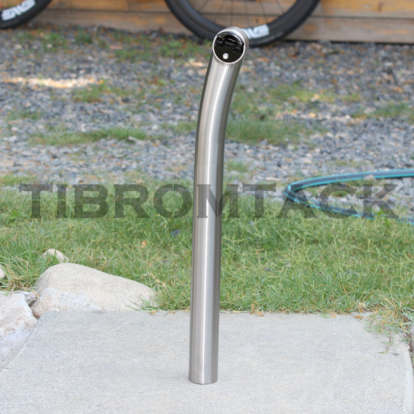 Titanium accessories for road bikes Titanium Swallow Handlebar (25.4*22.2mm, 600mm) Titanium Seat Post (27.2mm, 350mm) Titanium Stem (25.4mm, 70mm, 7° Angle)