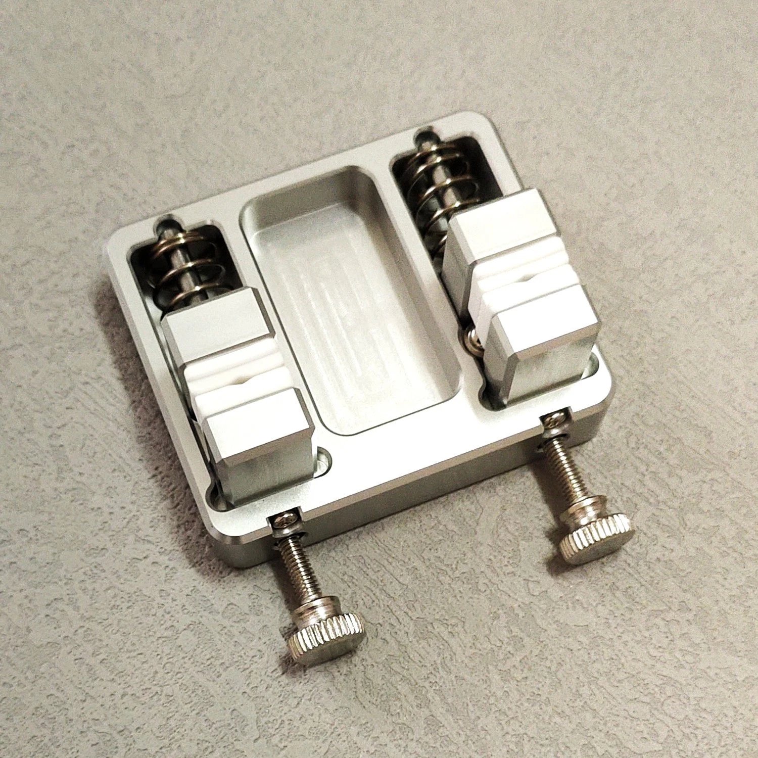 Heavy-duty aluminum welding clamp with temperature-resistant jaw for circuit board mounting, soldering wire clamp