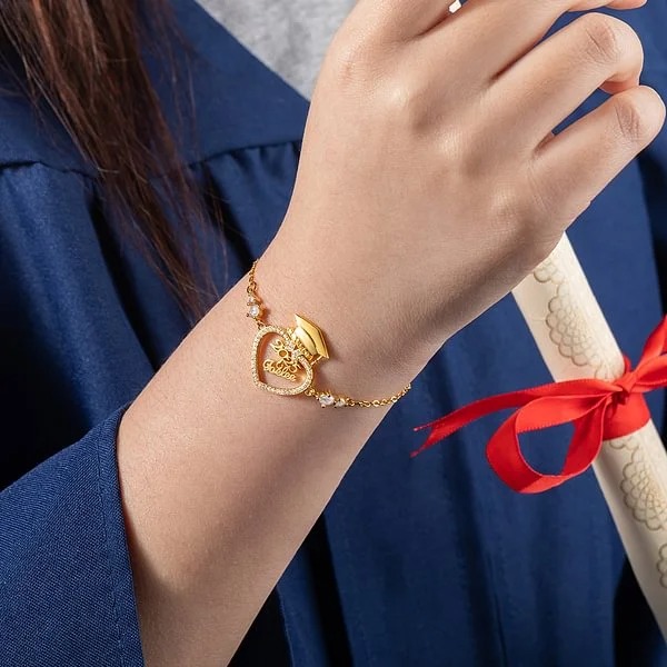 Personalized Dainty Bachelor Hat Heart Zircon Bracelet with Name Woman Jewelry 2025 Graduation Birthday Gift for Graduates